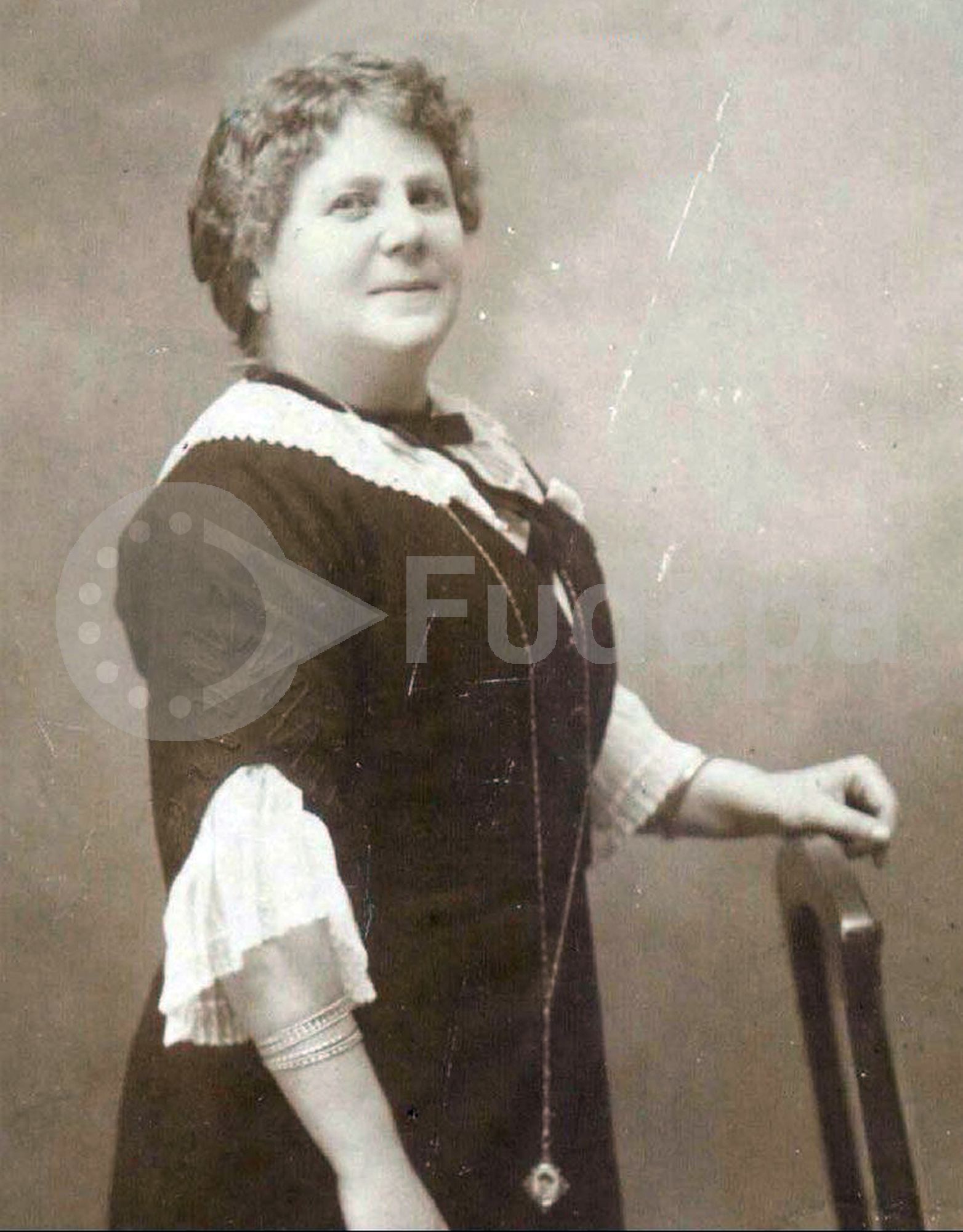Consuelo Álvarez Pool, Violeta (1867-1959) perteneció a la primera generación de mujeres telegrafistas contratadas y fue   una de las primeras periodistas españolas, escritora de la generación del 98, ateneista, y defensora de los derechos de la mujer