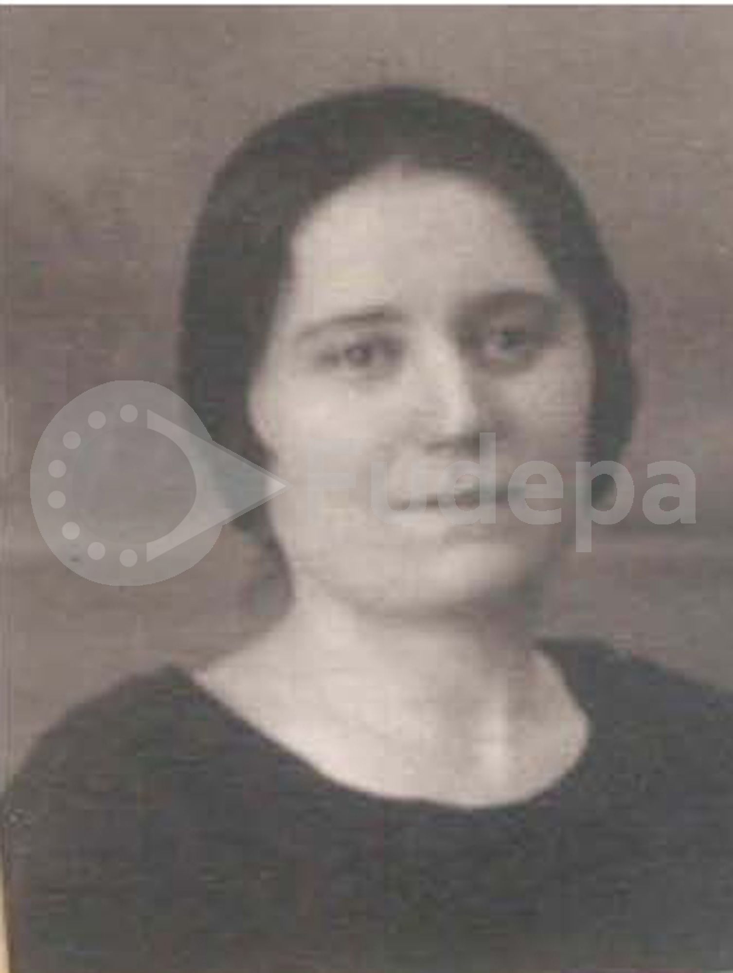 Esther Azcárate Álvarez, hija de Consuelo, nacida el 22 de septiembre de 1893, opositó con su madre a Auxiliar de Telégrafos, con sólo 16 años, e ingresó el 1 de enero de 1911